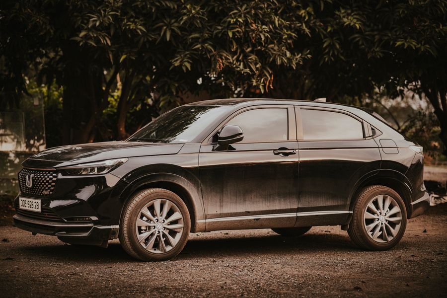 Siyah SUV, ağaçların önünde