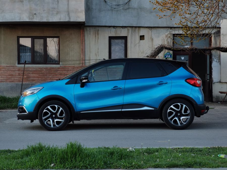 Mavi kompakt SUV, yandan görünüm