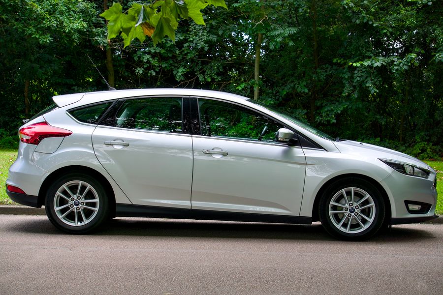 Beyaz kompakt hatchback aracın yan görünüşü