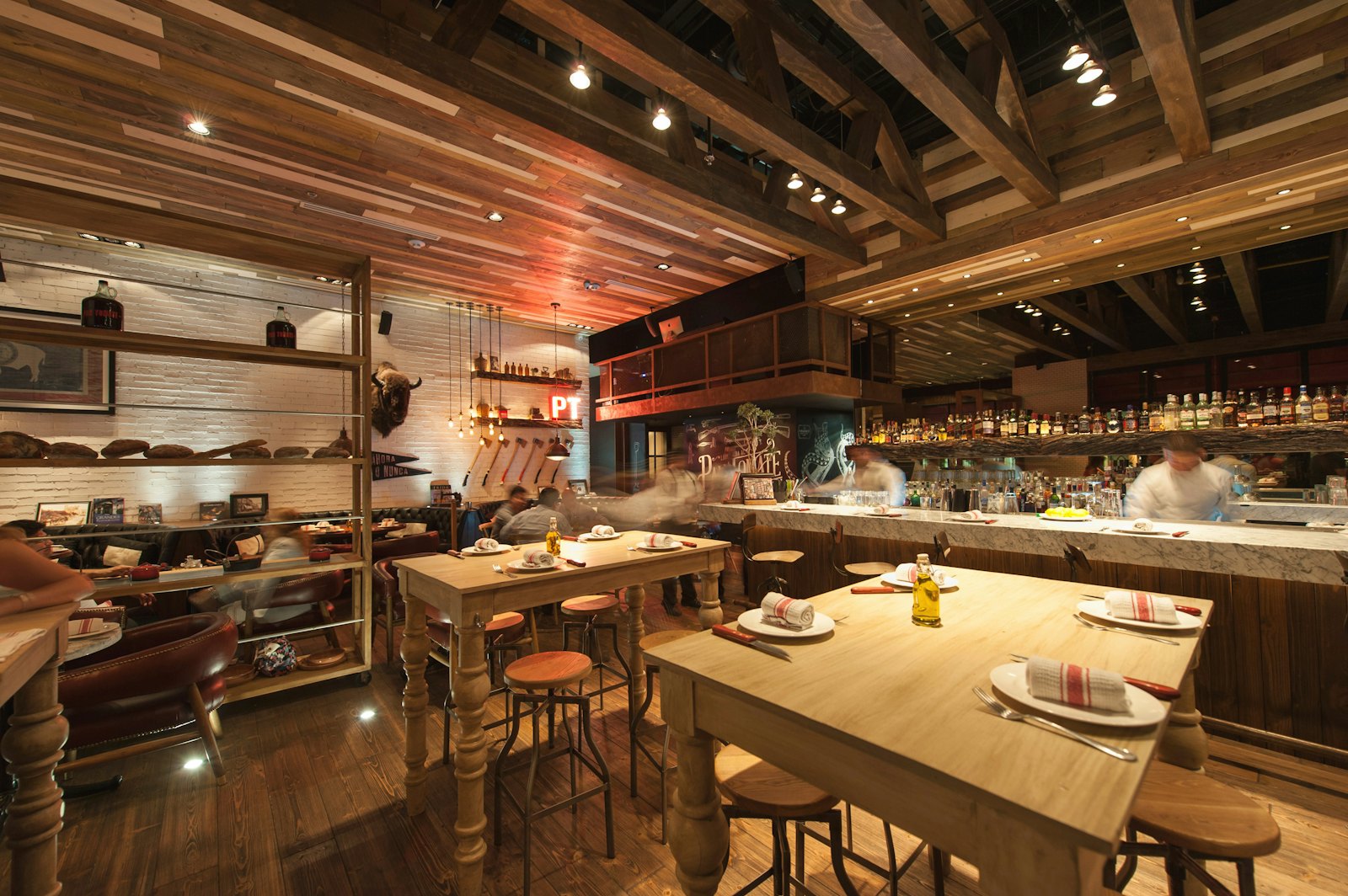 Ahşap ocakbaşı restoranın iç mekânı