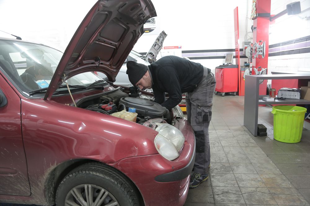 Motor bölmesinde kontrol yapan usta