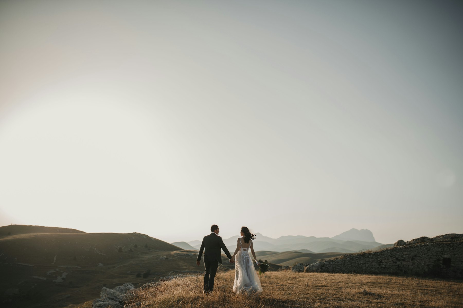 Doğada yürüyen gelin ve damat